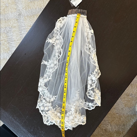 New With Tags Off White Cream Short Lace Veil - Picture 7 of 9